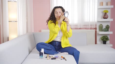 mujer joven arrancándose las cejas con pinzas. cuidado facial.