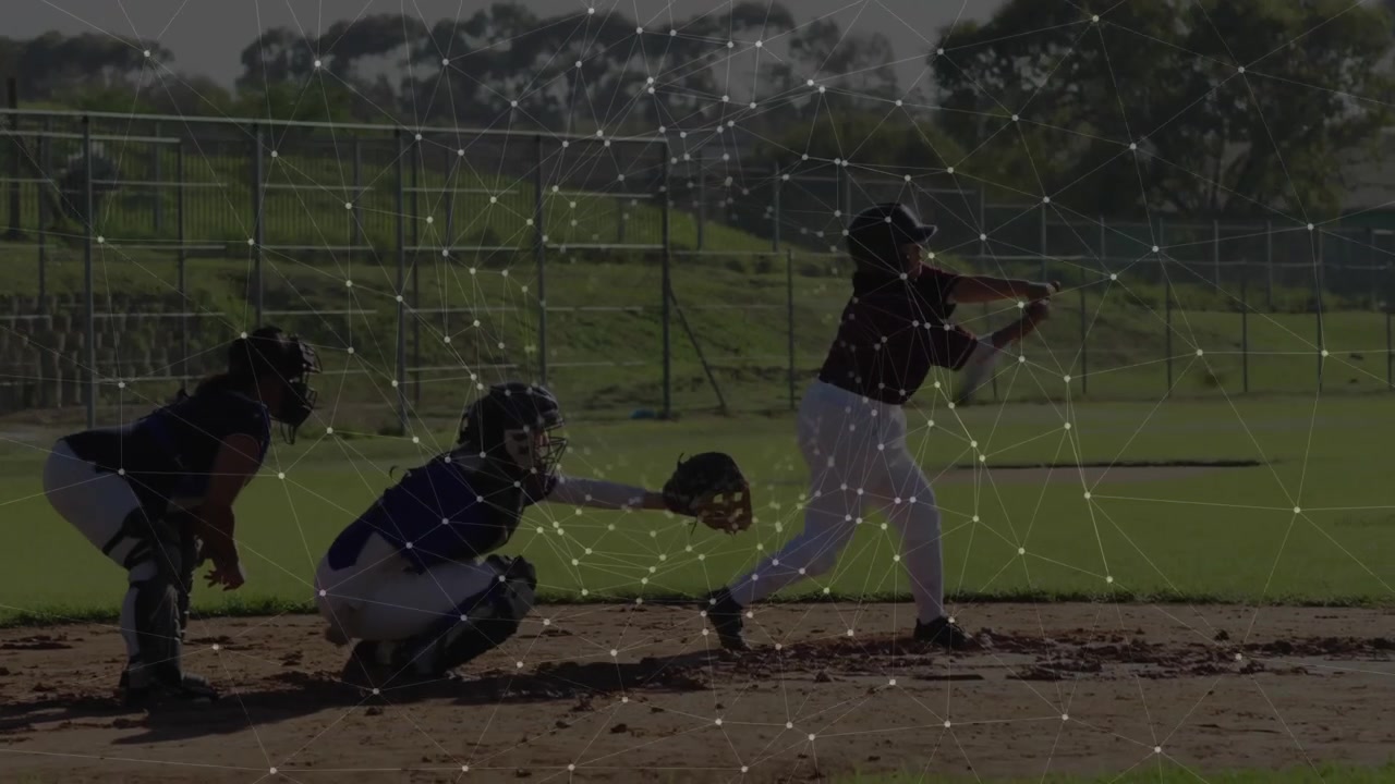 Palla lanciata in arrivo mentre un battitore di baseball oscilla la mazza cercando il contatto e il ricevitore la afferra.