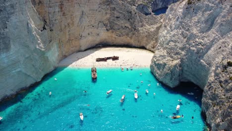 playa navagio en verano - barcos y turistas en la playa del naufragio en zakynthos, islas jónicas de grecia