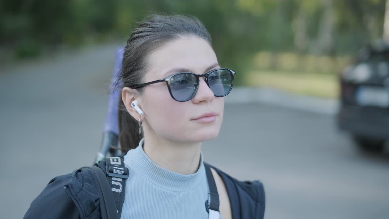 jugadora de tenis que va a la cancha al aire libre