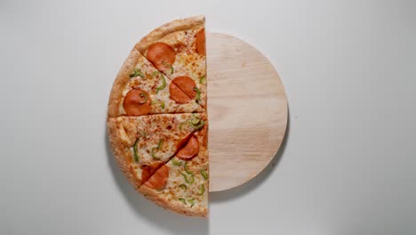 círculo de pizza se come en el tablero de madera, fondo blanco