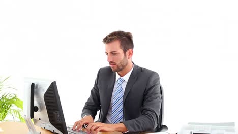 hombre de negocios trabajando en su escritorio y ganando algo
