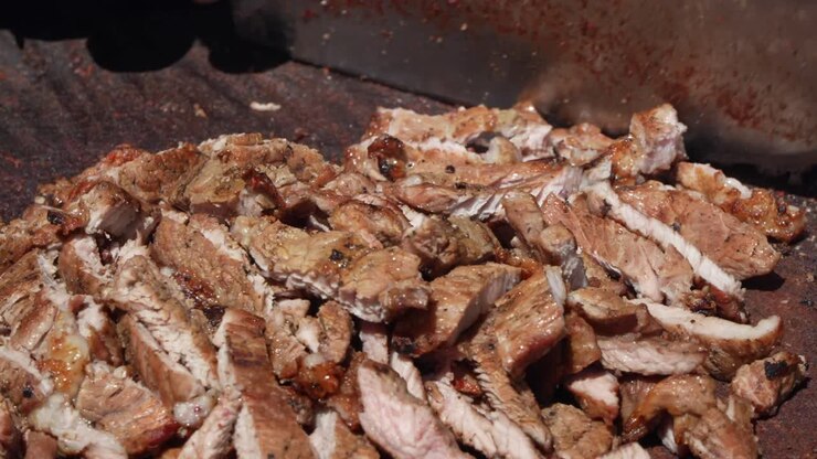 Daging sapi cincang di atas meja kayu