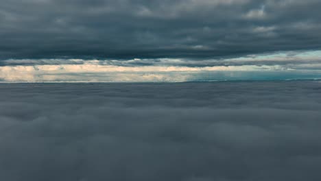 increíble toma aérea de drones entre una espesa capa de nubes