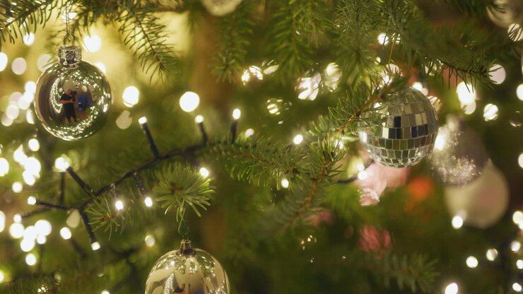 свечение рождественских огней на красиво украшенной рождественской елке