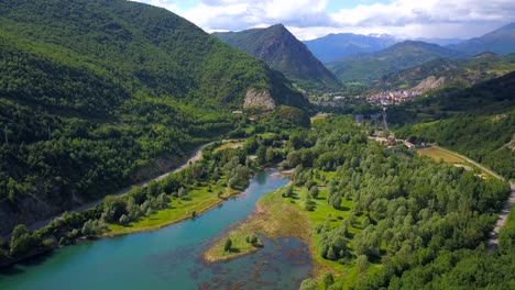 vuelo aéreo sobre el lago en el pintoresco valle de boi en los pirineos