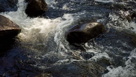 Nahaufnahme-Von-Fließendem-Wasser-Durch-Flussfelsen