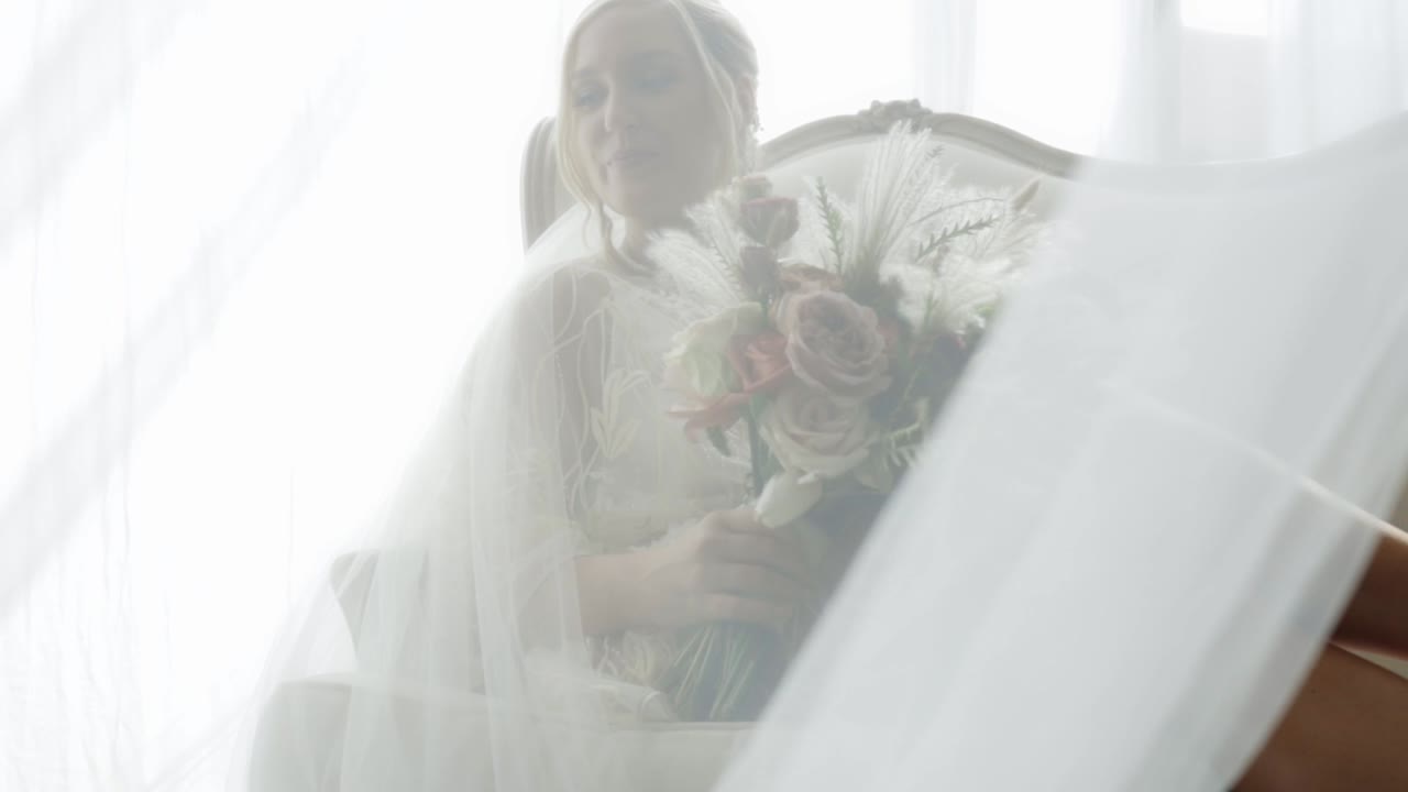 신부들은 웃고 아침에 휴식을 취합니다.