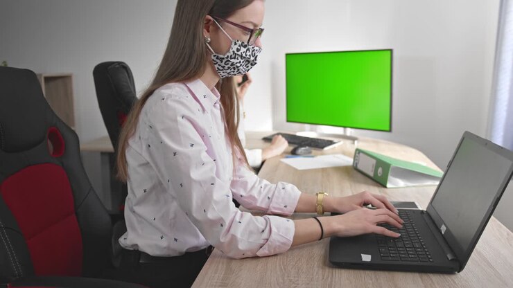 To forretningskvinder arbejder på hjemmekontoret under karantæne CHROMA KEY
