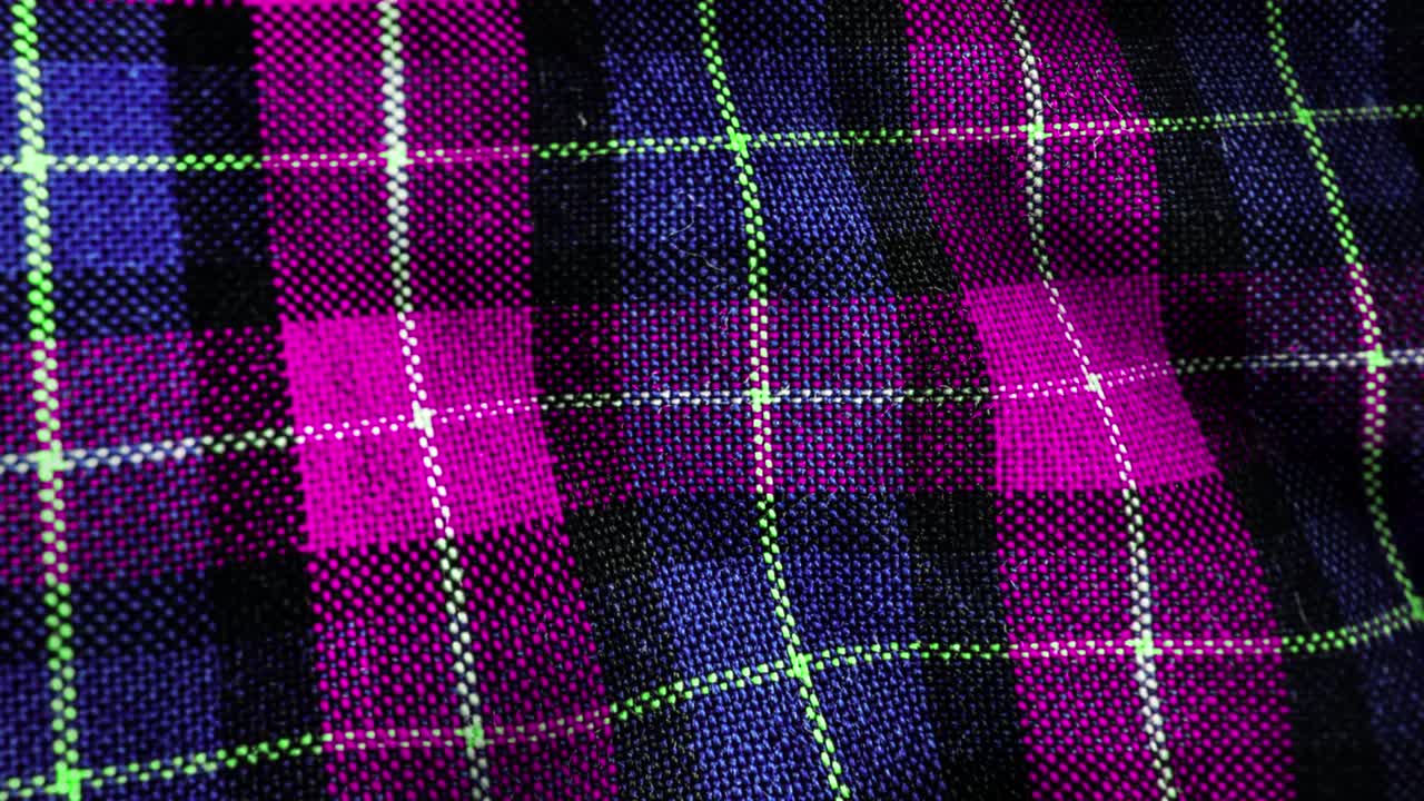 생동감 넘치는 분홍색과 파란색 카레드 직물