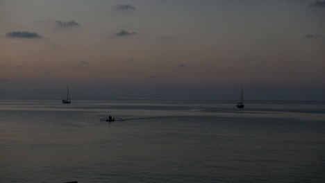 Kleine-Boote-In-Silhouette-Bei-Sonnenuntergang