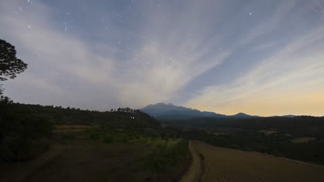 Timelapse-of-the-night-sky-in-Iztaccíhuatl-Popocatepetl-National-Park,-showing-the-stars-and-clouds-moving-behind-the-Iztaccíhuatl