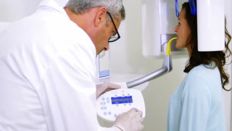 paciente de sexo femenino que recibe tratamiento dental