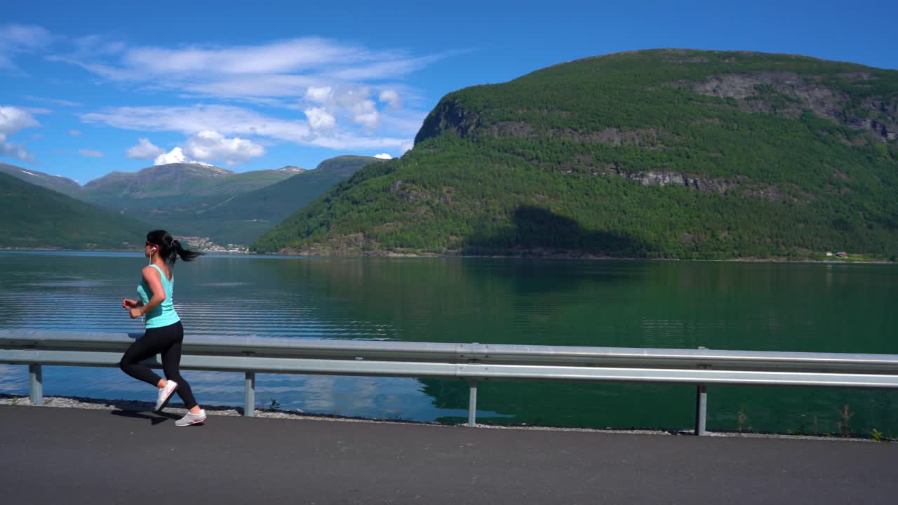 mujer corriendo al aire libre