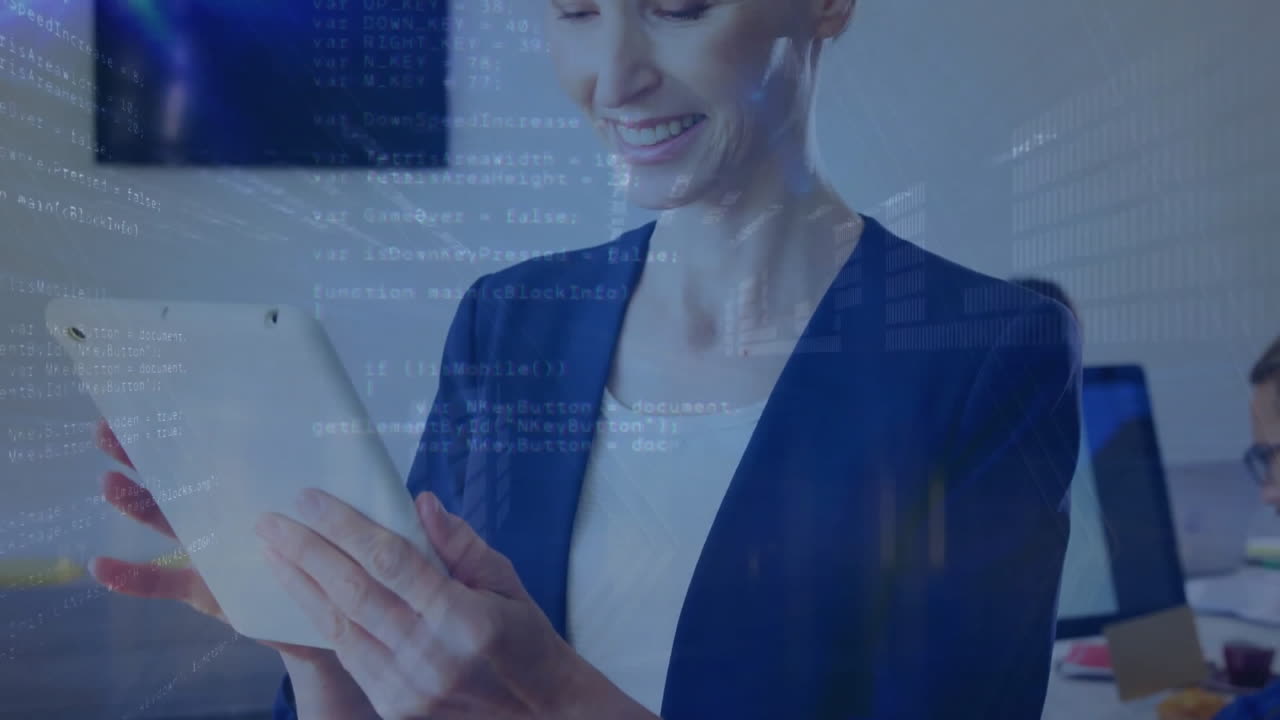 animación del procesamiento de datos sobre una mujer de negocios caucásica que usa una tableta