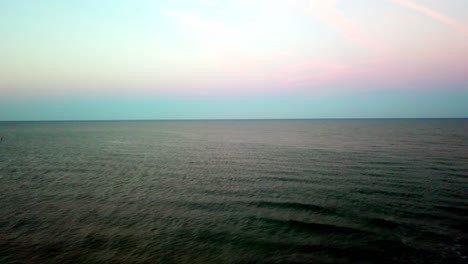 Agua-Del-Océano-Al-Amanecer-A-Lo-Largo-De-Clearwater-Beach-Florida