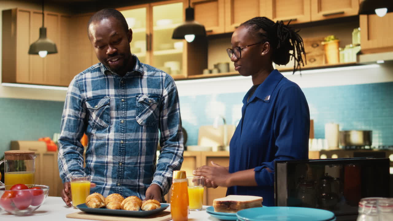пара завтракает на кухне.