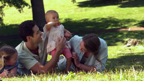 Junge-Familie-Entspannt-Gemeinsam-Im-Park