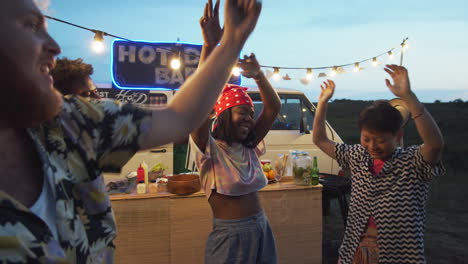 jóvenes multiétnicos bailando en un festival de verano al aire libre