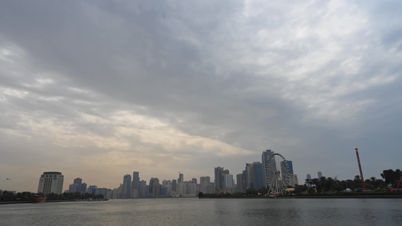 샤르자 타임랩스:샤라의 칼리드 호수, 샤르자 시의 흐린 오후