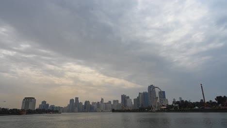 timelapse de sharjah: tarde nublada sobre el lago khalid de shajrah, ciudad de sharjah