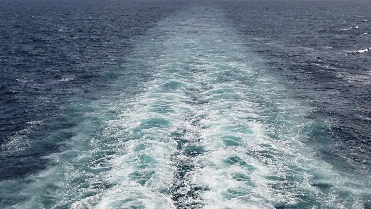 대서양을 건너는 페리 뒤쪽의 파도