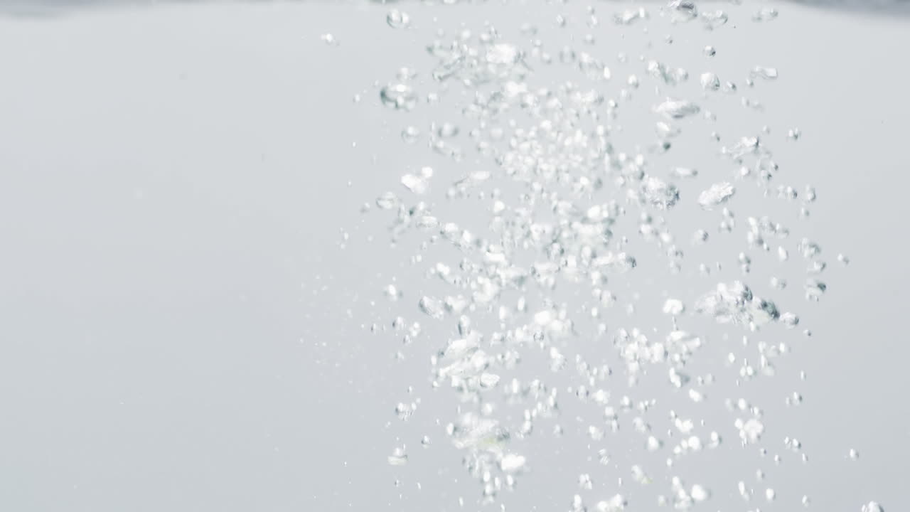 ⁇  배경 에 복사 공간 을 가지고 물 에 떨어지는 포도 의 비디오