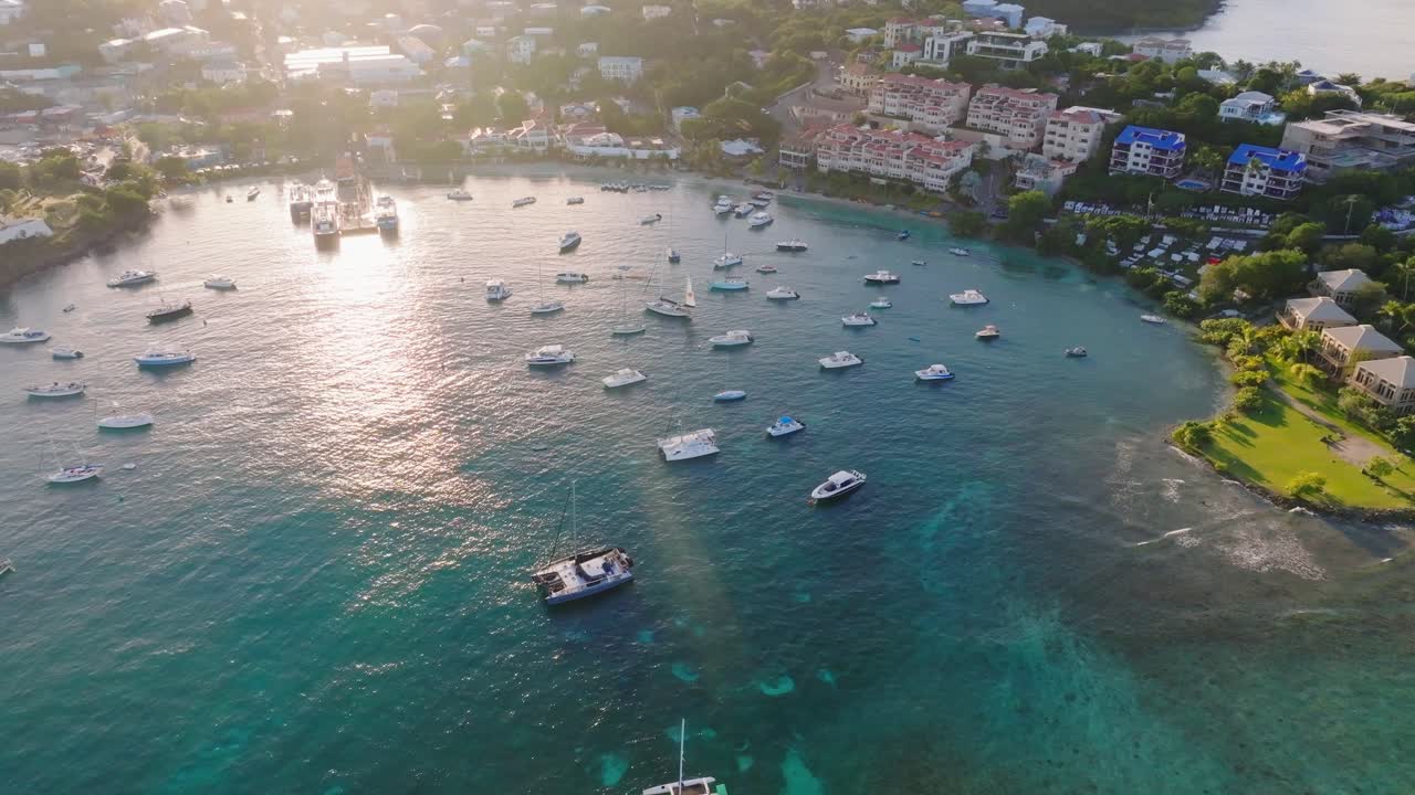 u의 열대 섬 위로 화려한 일출 동안 카리브해 만에 떠있는 범선