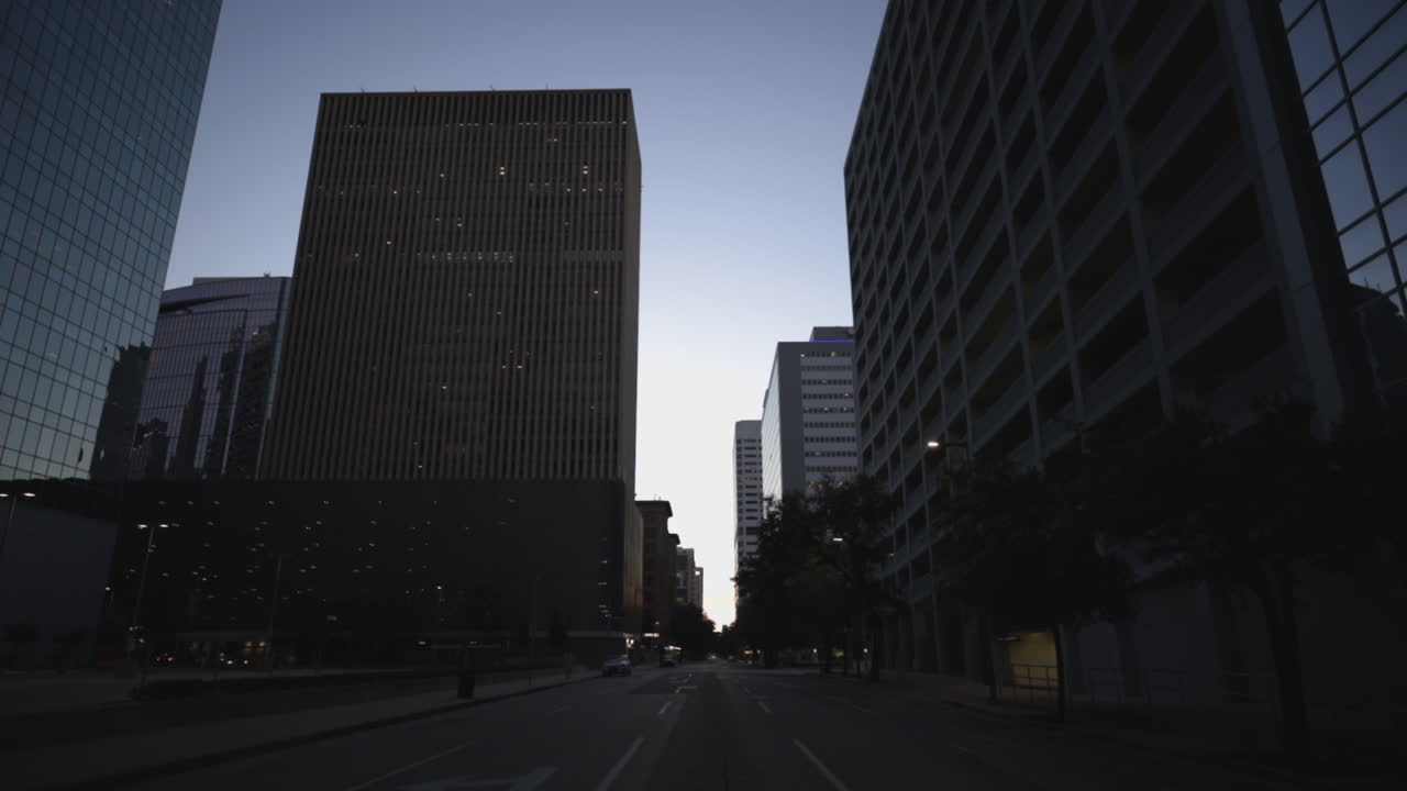 Camión pasando por las calles vacías de Houston, Texas, por la mañana durante el confinamiento por COVID-19.