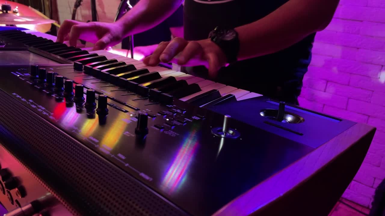 tocar el teclado mientras se toca la batería en la parte de atrás