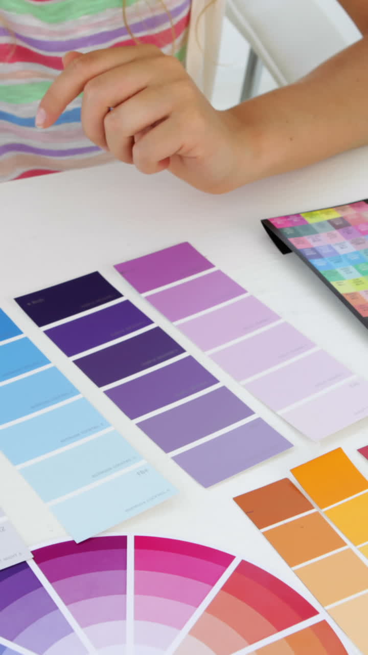 sección media de un joven diseñador trabajando en su escritorio