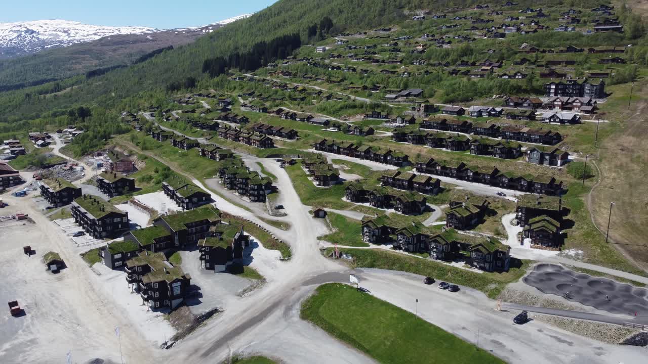 hermoso pueblo de montaña con cabañas de lujo y hotel en el famoso pueblo de montaña de myrkdalen - aéreo