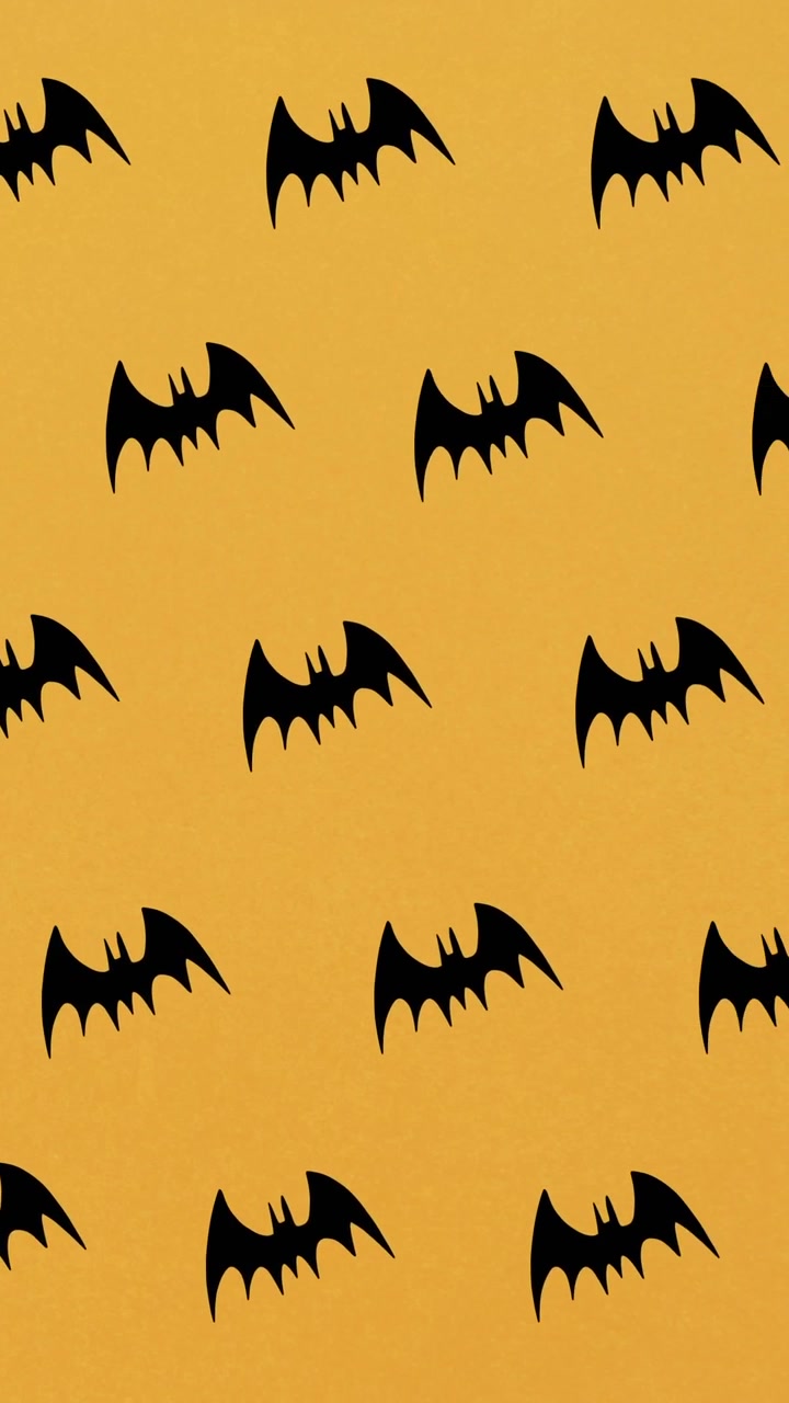 Animazione di pipistrelli che cadono su sfondo arancione.