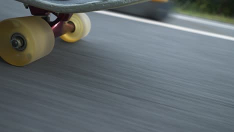 Eine-Nahaufnahmewinkelaufnahme-Eines-Skateboards,-Das-Im-Park-Bergab-Fährt