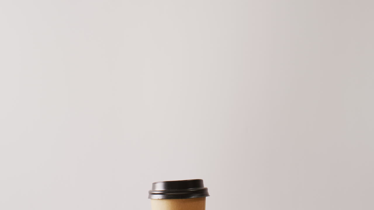 Video di una mano che tiene una tazza di caffè da asporto con la scritta "ti amo" sopra, con spazio per il testo.