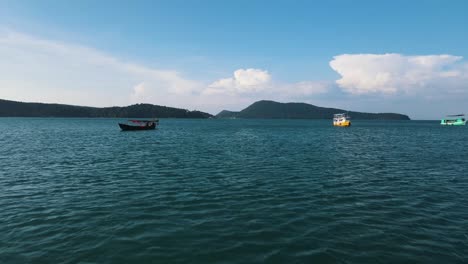 幾艘觀光船在柬埔寨的koh rong sanloem島的廣<unk>藍色灣停泊, 在一個陽光明<unk>的日子