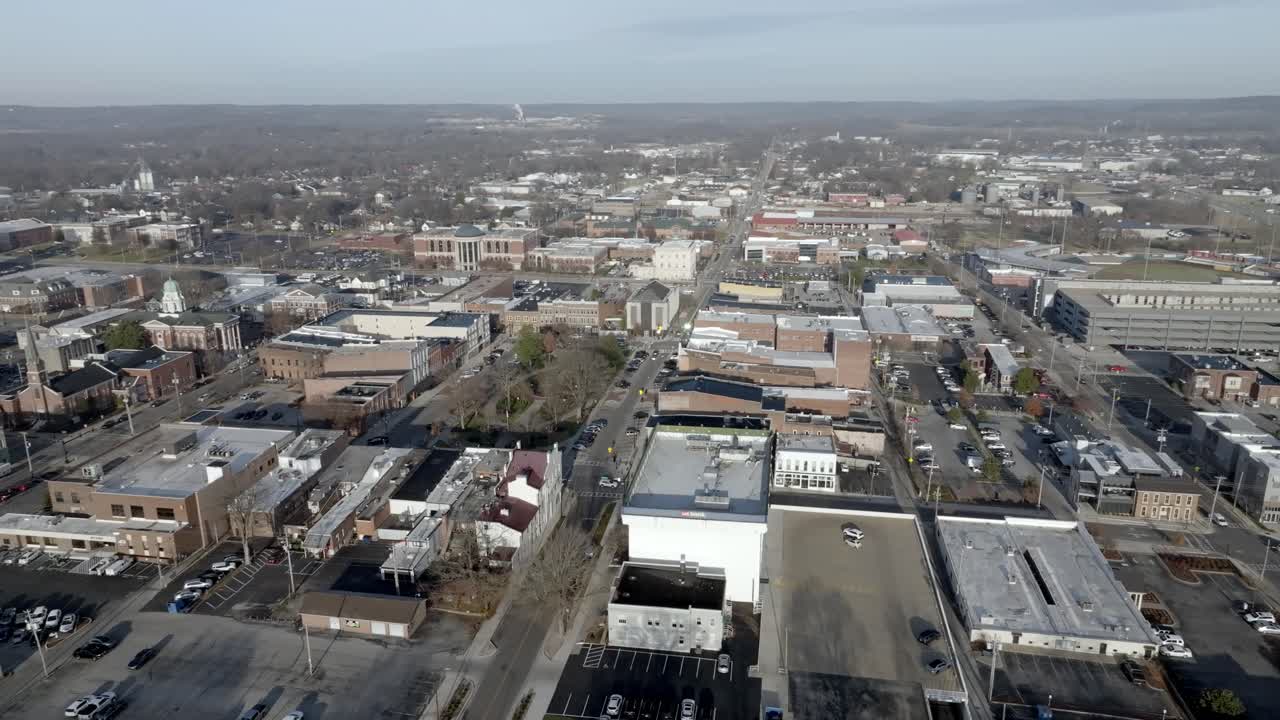 볼링 그린, 켄터키 다운타운 스카이 라인 드론 비디오와 함께 원으로 움직입니다.