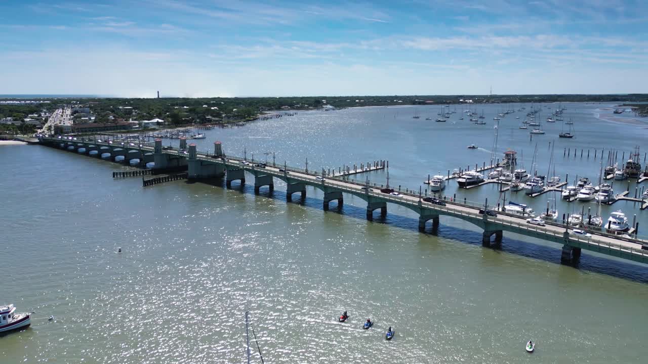 una toma de un dron del puente de los leones en san agustín, florida