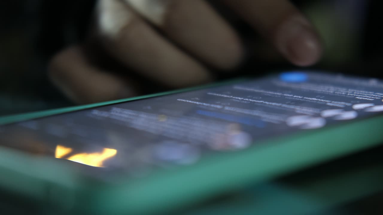 usando el teléfono de la noche