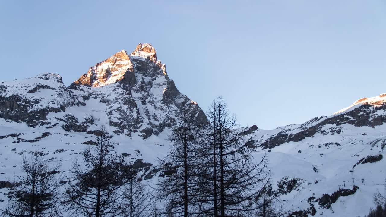 timelapse de día a noche del cervino visto desde cervinia, italia en una noche clara de invierno con estrellas