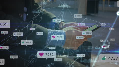 animación de conexiones y reacciones en las redes sociales sobre las manos de un hombre caucásico que usa un teléfono inteligente