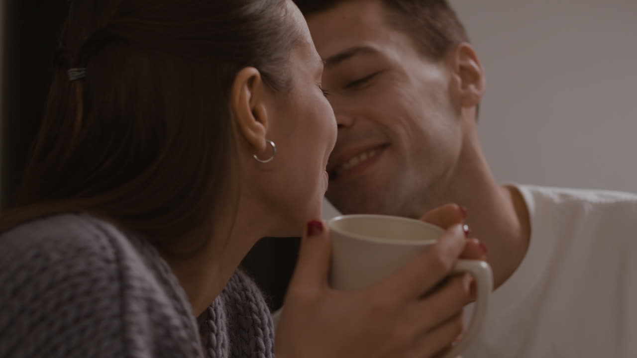 커플 이 집 에서 커피 를 마시고 있다