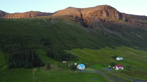 Casa-De-Campo-Azul-Islandia-Sol-De-Medianoche,-Pueblo-En-Escandinavia-1