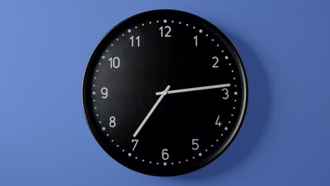 reloj negro en el lapso de tiempo todo el día en la pared azul