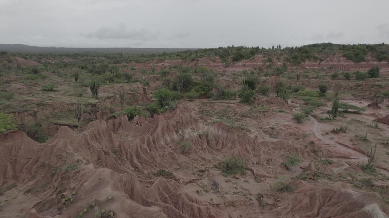 montañas de piedra roja del desierto de la tatacoa en la república de colombia