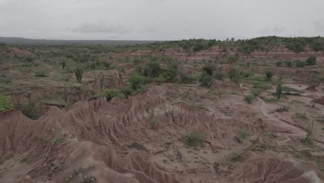 montañas de piedra roja del desierto de la tatacoa en la república de colombia