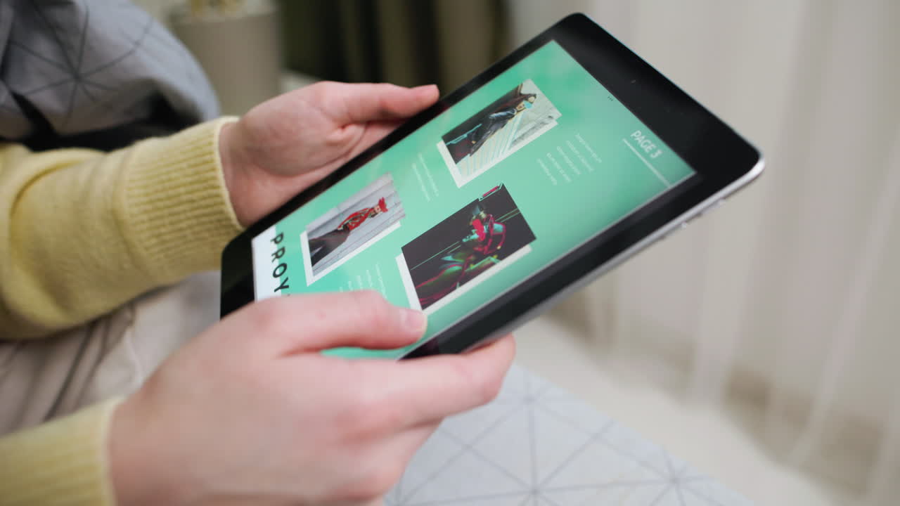 태블릿 을 들고 있는 여자 의 손