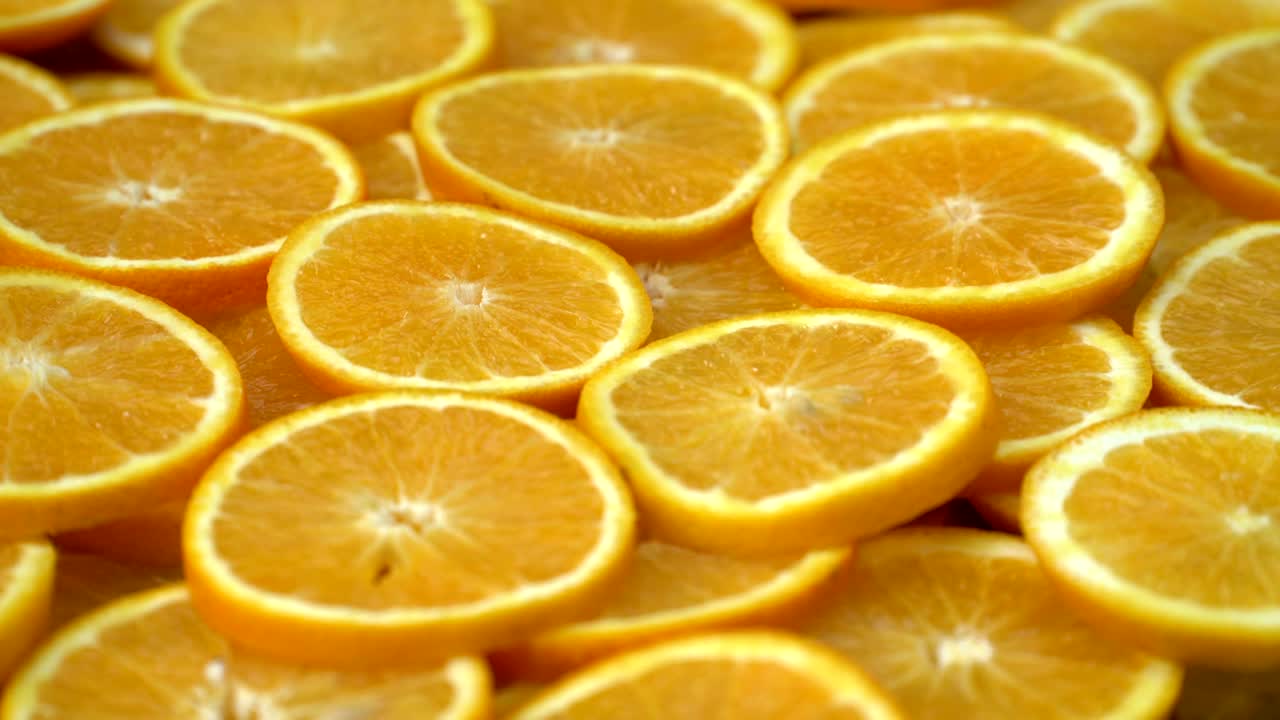 Rotação de frutas cítricas laranjas frescas. Loop contínuo de laranjas fatiadas girando.