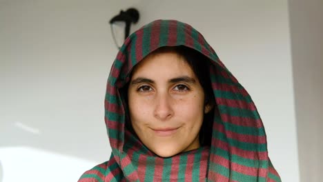 portret van een mooie jonge arabische vrouw