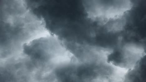 Fliegende-Graue-Wolken-über-Den-Himmel-Und-Gewitter